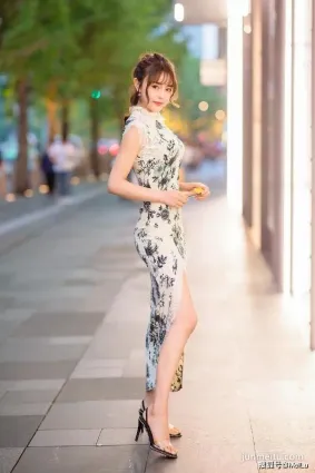 街拍旗袍风格的连衣裙搭配高跟鞋，占据了传统的美感，看起来优美十足