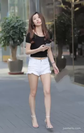 街拍美女一條牛仔熱褲，襯托出修長的性感腿線