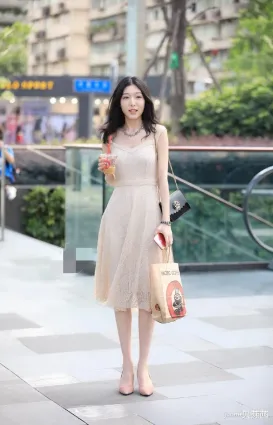 街拍米色裙子，清新甜美，更顯美麗芳華