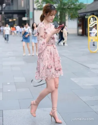 街拍時尚粉色碎花裙, 簡單又清新, 穿出了“仙女”的感覺