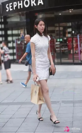 街拍白色的旗袍短裙，修身的版型，带着一种优雅的气息