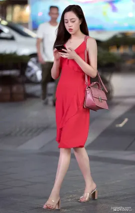 街拍优雅性感的吊带裙，加上鲜红色颜色，让自己更有气质和魅力