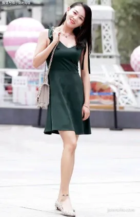 街拍墨綠色的裙子搭配上一雙七彩鞋，顔色增添了一絲明亮感