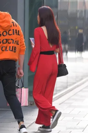 街拍紅色修身連體衣霸氣十足，盡顯大女人氣質