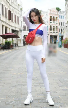 街拍美女白色緊身褲好性感，該不該去搭讪呢？