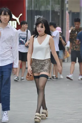 韩国街拍高筒袜日系学院风，美女还真穿出一点个性
