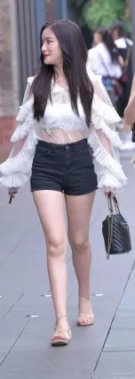 夏日街拍美女清涼打扮诠釋了什麼叫膚白貌美大長腿