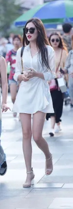 街拍美女白色短裙呈现出又直又好看的美腿
