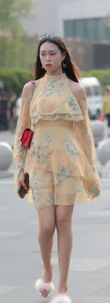 北京街拍攝影碎花裙白皙美腿高跟美女