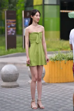 轻熟少女芥末绿的抹胸短裙，香肩玉臂一览无余