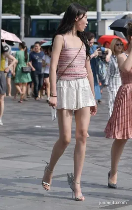 原创街拍迷你短裙美女，街头便是最养眼的人