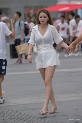 深圳街拍美女短裙大长腿秀出几分飘逸的美感