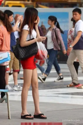 街拍紧身小短裙成熟女人， 完美展现出女人的大长腿