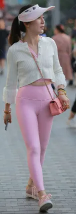 街拍粉色打底裤少妇，成熟的那种美，就像秋天的果实一样