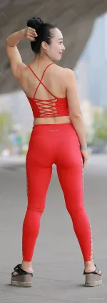 红色紧身瑜伽裤辣妈，凸显十足女人风情