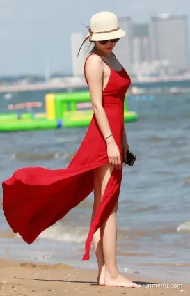 沙灘街拍辣媽海邊玩居然選了開叉裙，長腿好驚豔