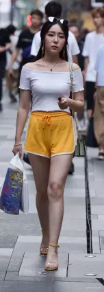 日光月美街拍熱褲少女穿出極品大長腿，好身材才是硬道理！