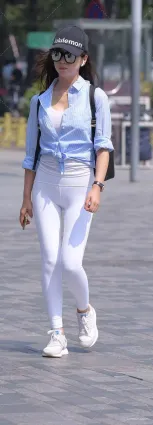 魔镜街拍白色紧身裤潮女，看上去很精神也很性感