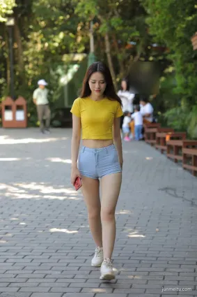 街拍美女穿超短裤公园游玩，私密三角区凹入让人着迷