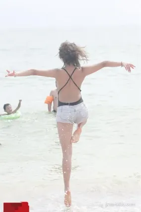沙滩街拍热裤美女海边的花式跳跃，让人哭笑不得的瞬间