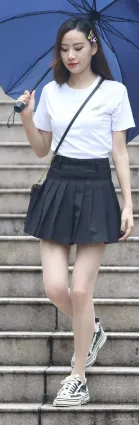 日本街拍校服短裙学妹，看了心跳脸红