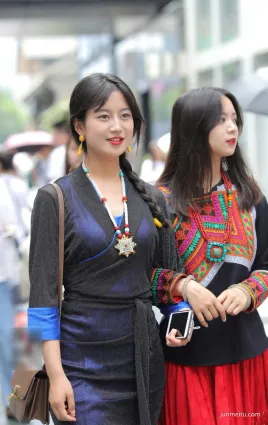 街拍身穿藏族服饰14岁女生，走在街上就是一道风景线