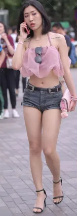 上海街拍小女生穿热裤好性感，露脐装马甲线精美图片