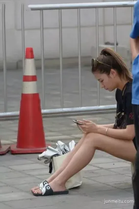 狼叔街拍坐在路邊玩手機的美腿姐姐