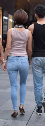 牛仔裤女生街拍，性感翘臀诱惑图片