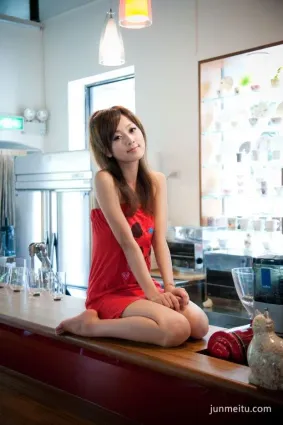 日本街拍紅色連體短裙，盡顯女優可愛氣質