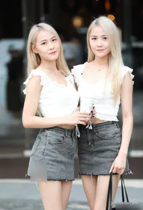 真实街拍双胞胎姐妹逛街，清纯可爱傻傻分不清