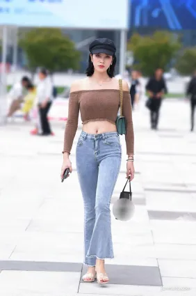 上海街拍美女抹胸漏臍配喇叭褲，既性感又有氣質！