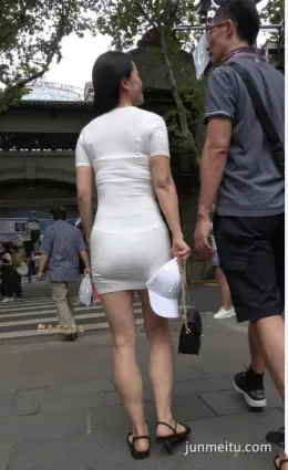 街拍抄底紧身裙中年妇女清晰内内勒痕尴尬图片