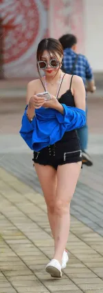 韩国街拍清纯小姐姐身材纤细，穿热裤看起来活力满满