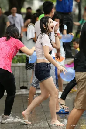 街拍潑水節全身濕透的大胸美腿少女