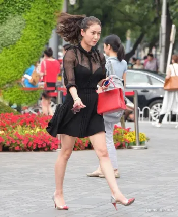 街拍武漢妹紙一身黑色薄紗裙，性感美胸有着藝術氣息