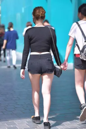 香港街拍齐臀热裤丰满极品少妇，成熟的味道！