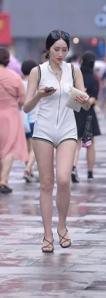 街拍連體短褲仙女級美女，這一雙美腿很真實！