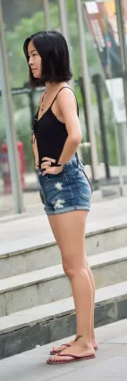 重庆街拍这位牛仔热裤长腿辣妈能打多少分？