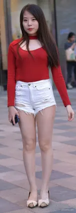 重慶街拍熱褲豐腴雪白雙腿氣質漂亮女郎