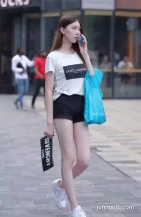 重庆街拍牛仔热裤休闲自然，带有学生气息