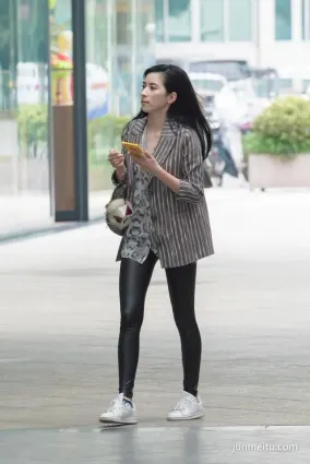 日本街拍穿緊身皮褲的素雅姑娘，容色清麗，步态輕盈！