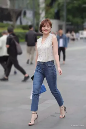 街拍 身材紧致的女孩，搭配牛仔裤彰显独特魅力！