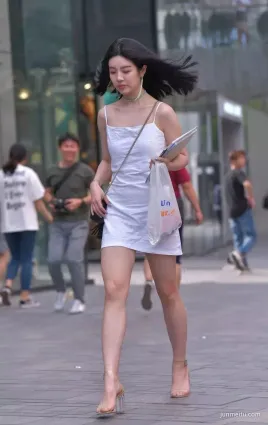 街拍超短裙白皙豐腴修長雙腿氣質美女