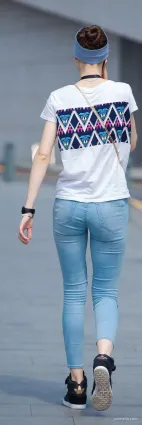 香港街拍紧身牛仔裤大长腿气质漂亮女郎