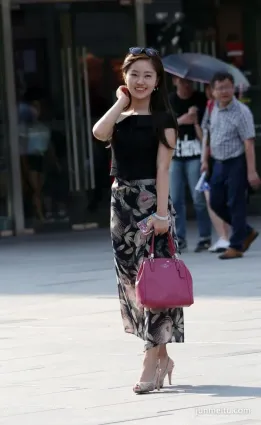 北京街拍在路边打车的长裙姐姐，亭亭玉立笑的真甜！