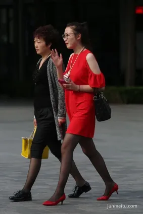 街拍露肩红裙黑丝时尚气质美女，聊什么呢这么开心？