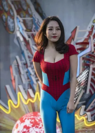 紧身连体女版的蜘蛛侠，这样的穿搭有点意思