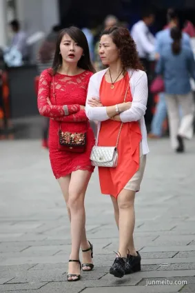 街拍红色镂空连衣裙时尚美女，华丽转身超漂亮！