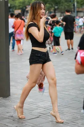重慶街拍熱褲美腿美女，每走一步都在撩！